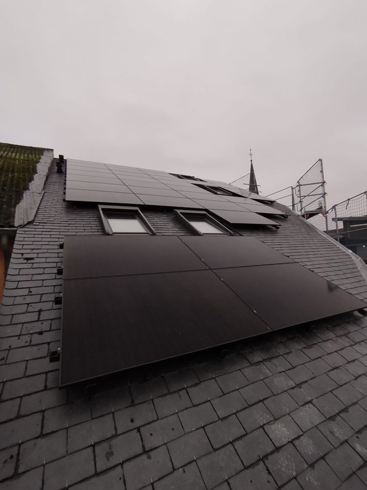 Schwarze Photovoltaik-Module auf einem Schieferdach in Bad Kreuznach