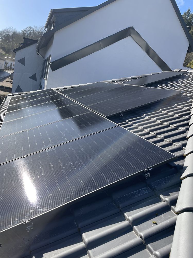 Schwarze Photovoltaik-Module auf einem grauen Ziegeldach in Niederkeil